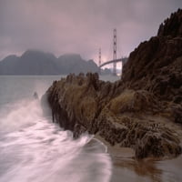 Valovi koji se razbijaju o stijene, most Golden Gate, Plaža Baker, San Francisco, Kalifornija, SAD tiskanje plakata
