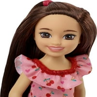 Mala lutka Barbie Chelsea u haljini s printom trešnje, tamne kose i smeđih očiju