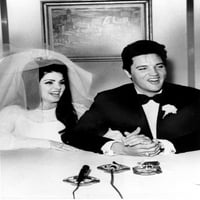 Elvis i Priscilla Preslee smješkaju se na svojoj vjenčanoj fotografiji.