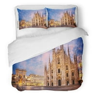 Komplet posteljine Milanska katedrala Duomo di Milano Italija jedna od najvećih crkava na svijetu pri izlasku