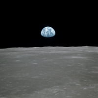 Apolona se uzdiže preko mjeseca. Zemlja na horizontu u mare Smythii regiji Mjeseca. Slika NASA slijeda od 18.